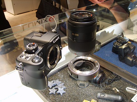 Panasonic G1 v�z, alapobjekt�v �s a n�gyharmados illeszt� a kor�bbi optik�khoz
