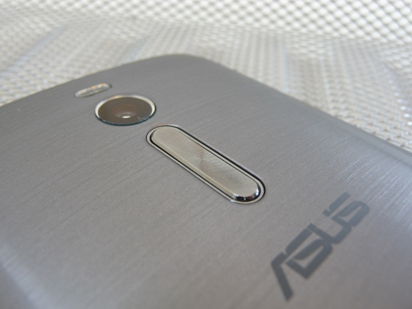 Asus Zenfone 2 hangerőgomb