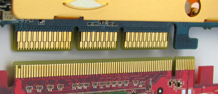 Egy képen a múlt és a jövő: felül az AGP, alul a PCI Express x16 csatlakozó