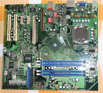 SiS 656 chipsetes referencia alaplap PCI Express x16 és AGP csatlakozóval