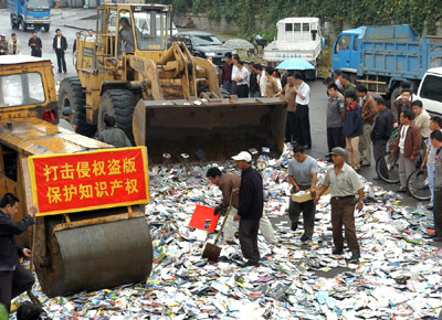 Kalózlemezek megsemmisítése Kínában; forrás: China Daily