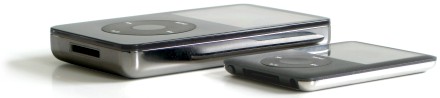 Az ötödik generációs iPod mellett látszik az új nano törpesége