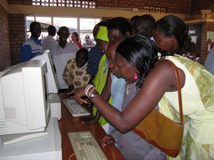 Egy ruandai iskolában ismerkednek a számítógéppel