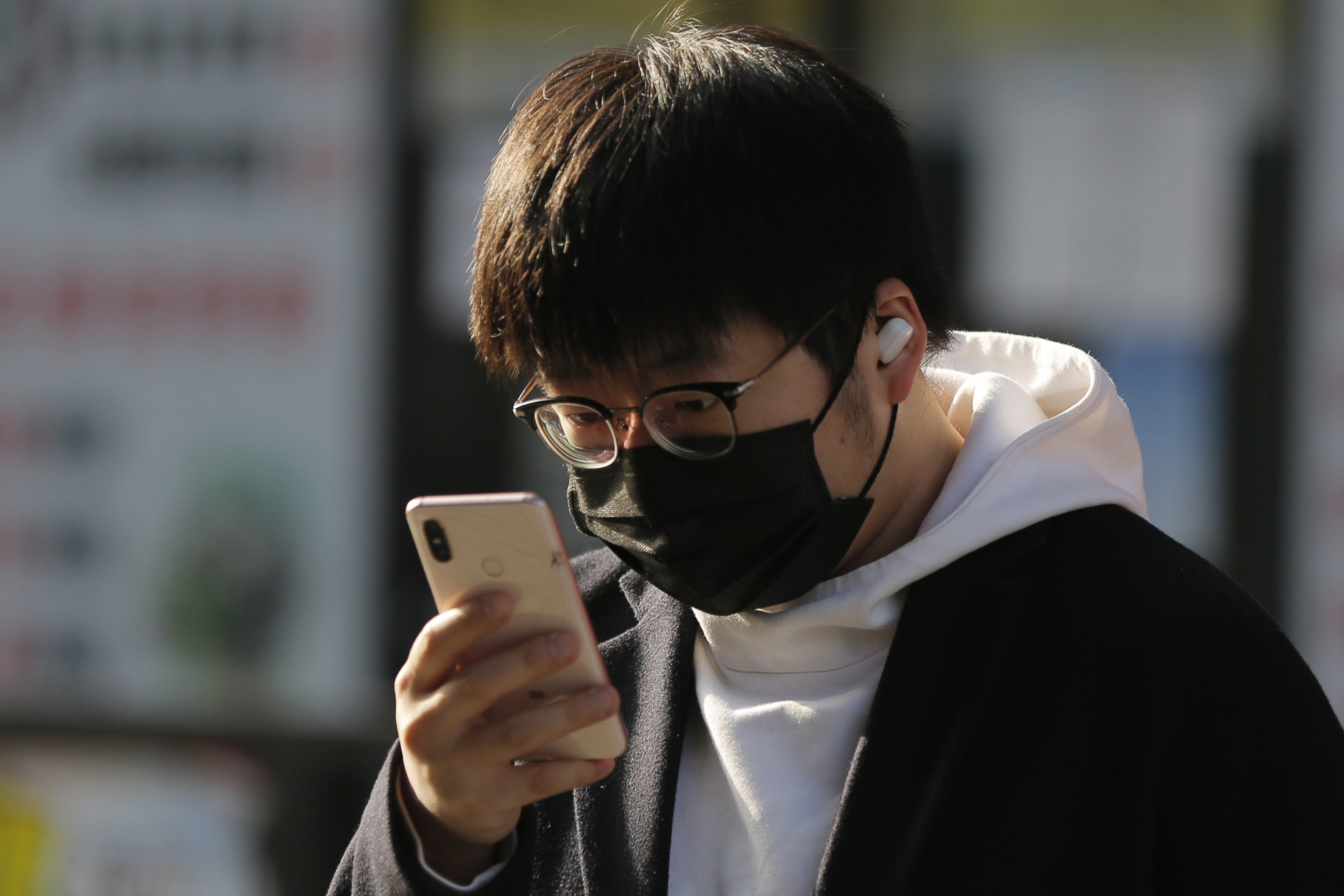 chinese_smartphone_user