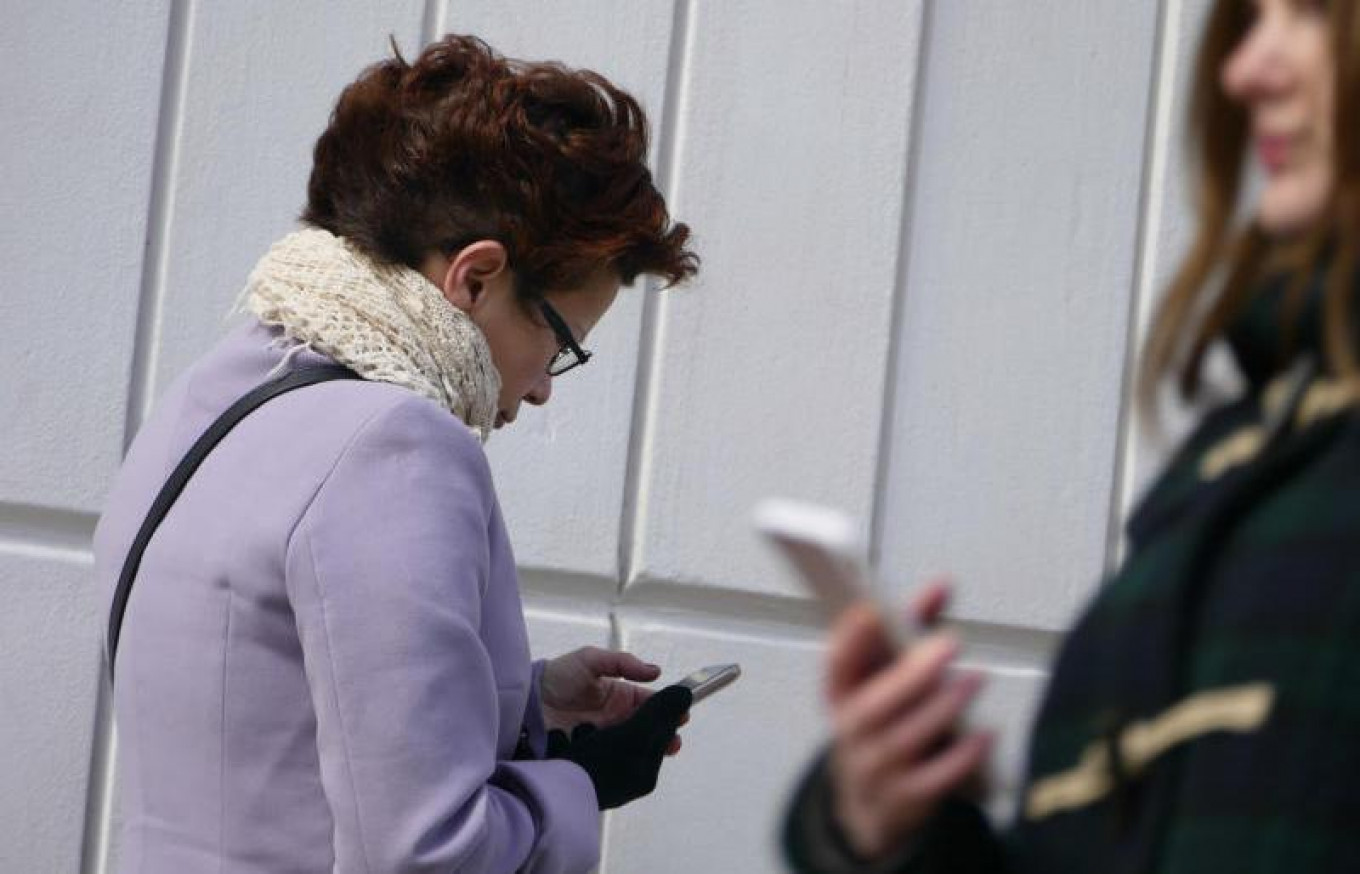 russian_smartphone_user