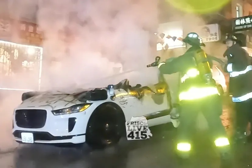 Felgyújtottak egy Waymo önvezetőt a dühös kaliforniaiak