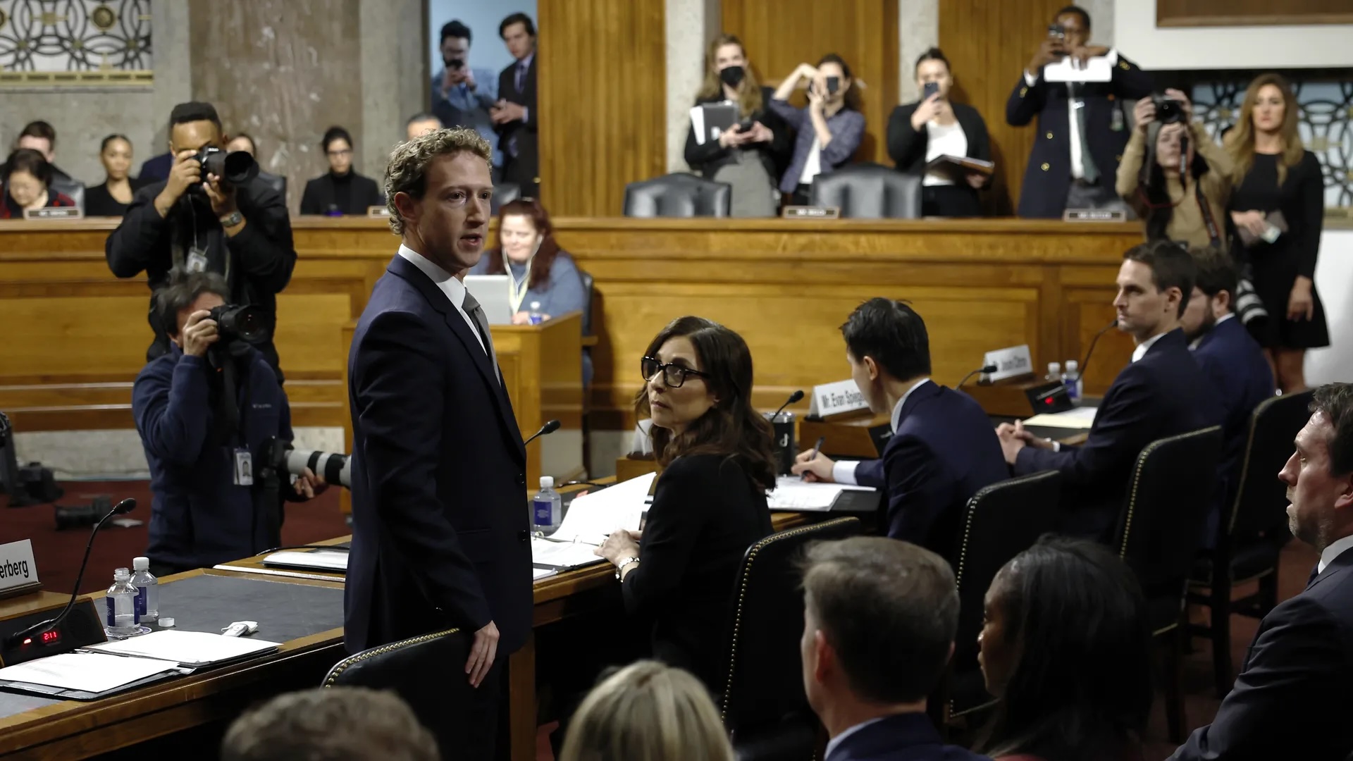 zuck_apologies