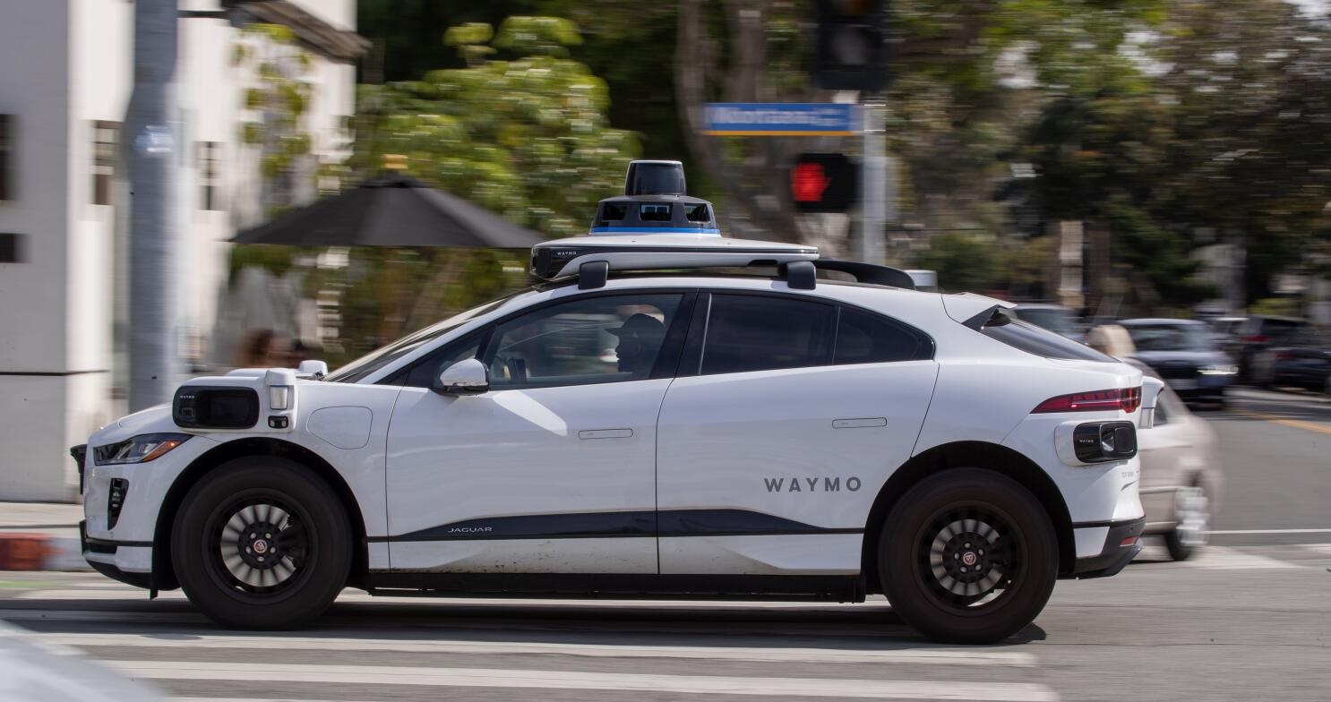 Megpróbálta egy férfi ellopni a Waymo önvezető taxiját