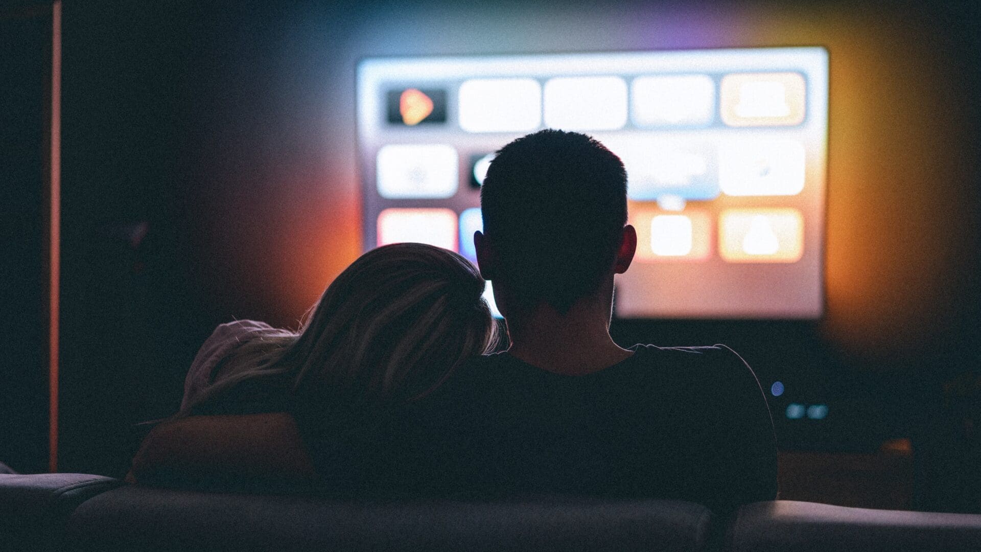 pixabay_tv_couple-scaled