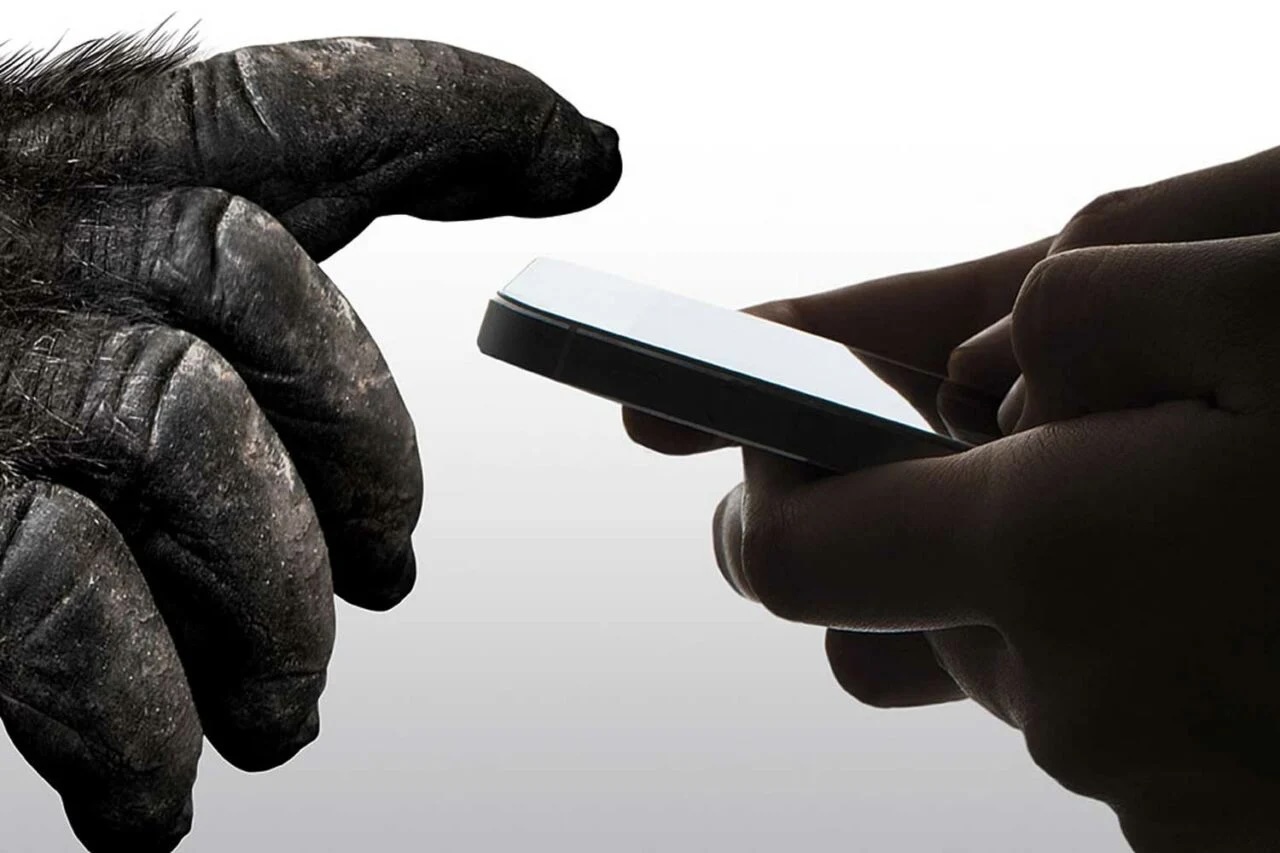 gorilla_glass_hands