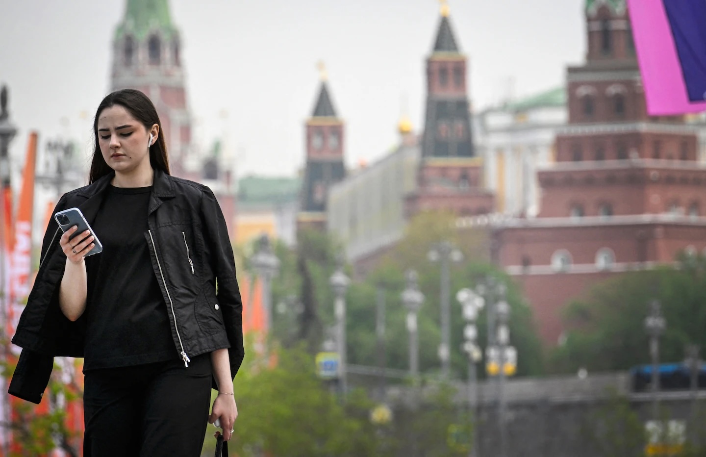 moscow_phone_user